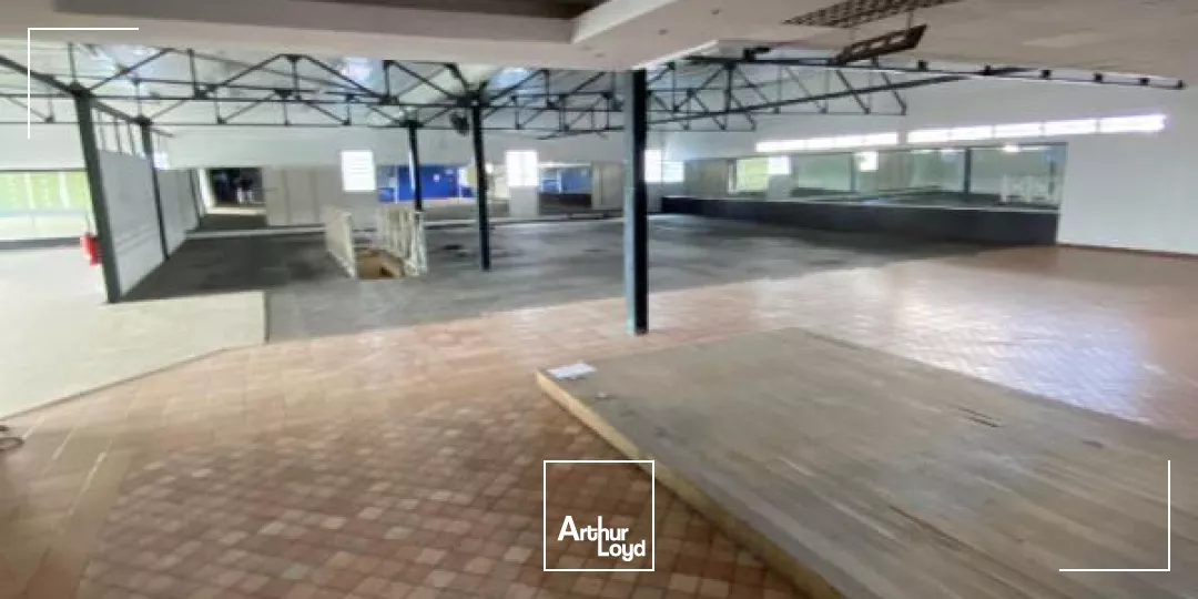 Local commercial 748 m2 Kerlys FdF