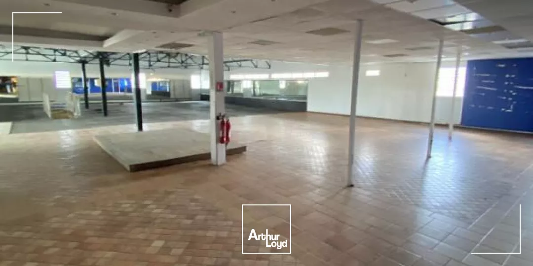 Local commercial 748 m2 Kerlys FdF