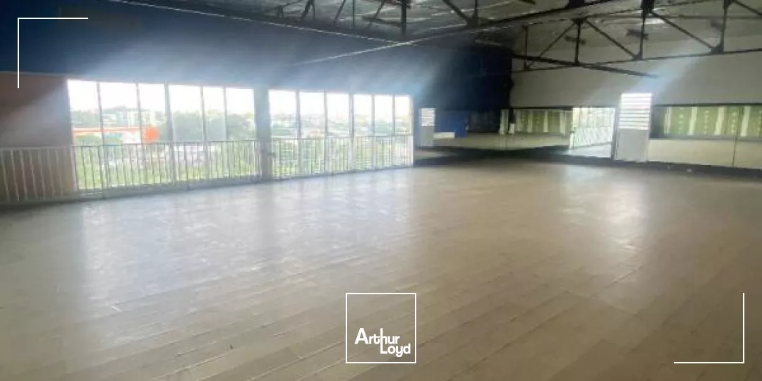 Local commercial 748 m2 Kerlys FdF