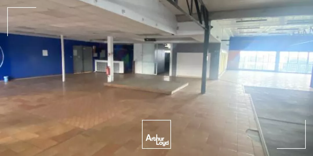 Local commercial 748 m2 Kerlys FdF