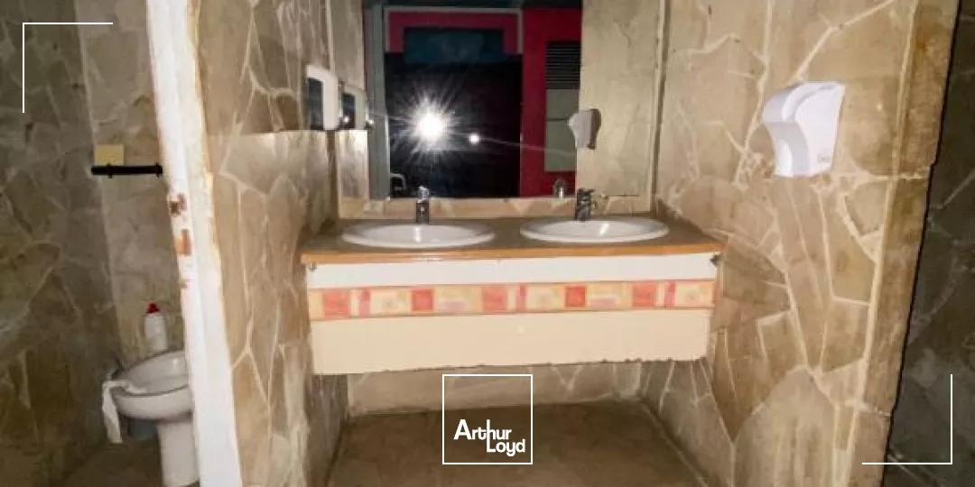 Local commercial 748 m2 Kerlys FdF