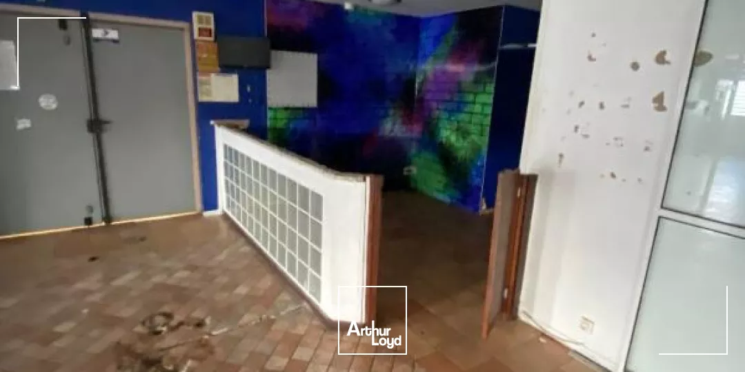 Local commercial 748 m2 Kerlys FdF