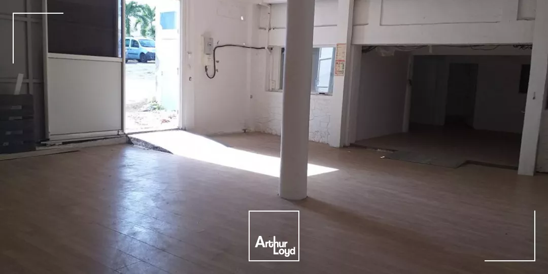 A LOUER entrepôt / local commercial 160 m2 - Schoelcher