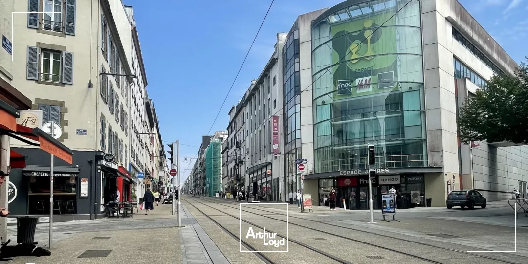 A LOUER LOCAL COMMERCIAL 100 M² PROCHE ESPACE JAURES