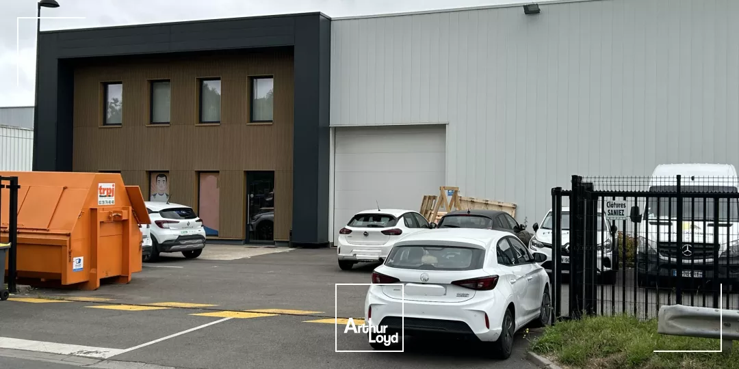 Entrepôt avec bureaux à louer - construction récente. Situé au coeur du CRT1 de LESQUIN. Proximité A1 - A23