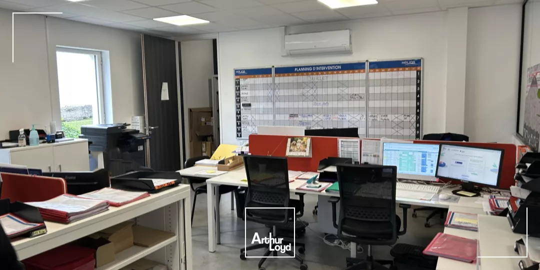 Entrepôt avec bureaux à louer - construction récente. Situé au coeur du CRT1 de LESQUIN. Proximité A1 - A23