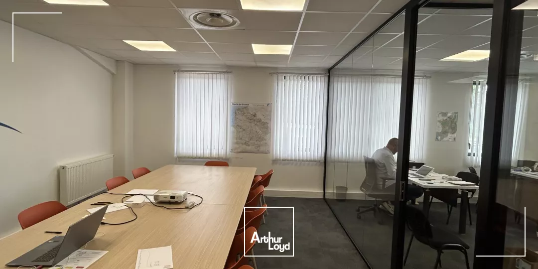 Entrepôt avec bureaux à louer - construction récente. Situé au coeur du CRT1 de LESQUIN. Proximité A1 - A23