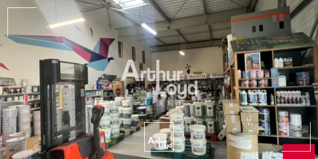 En plein coeur de la ZI SUD EST - A VENDRE - 320m²