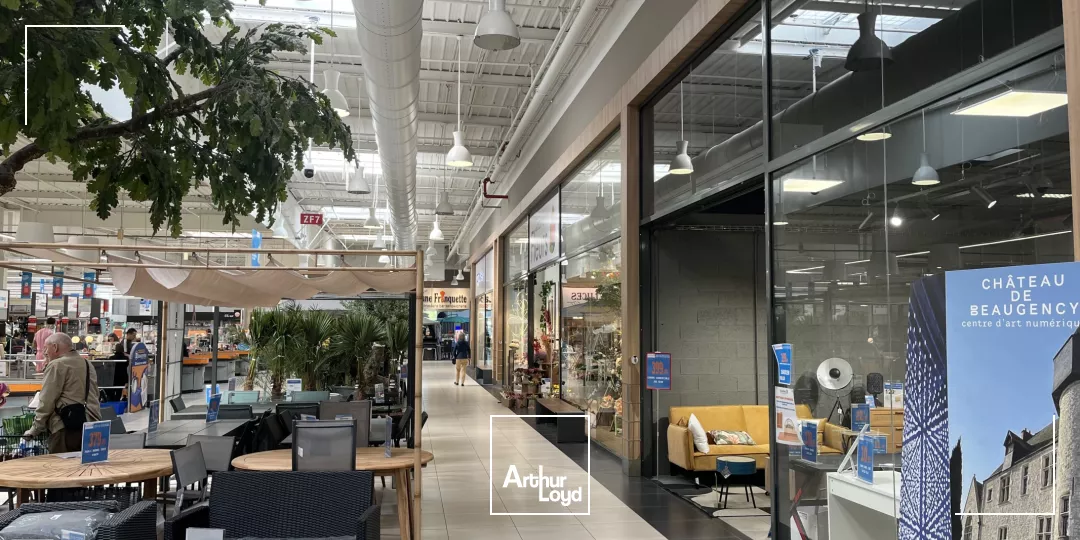 Cellules 50 m2 à louer Tavers zone commerciale