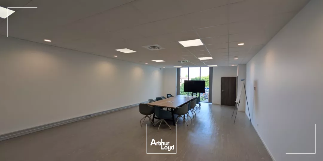 LOCATION BUREAUX 800 M² DIVISIBLES - RER C / A15 - SAINT-GRATIEN