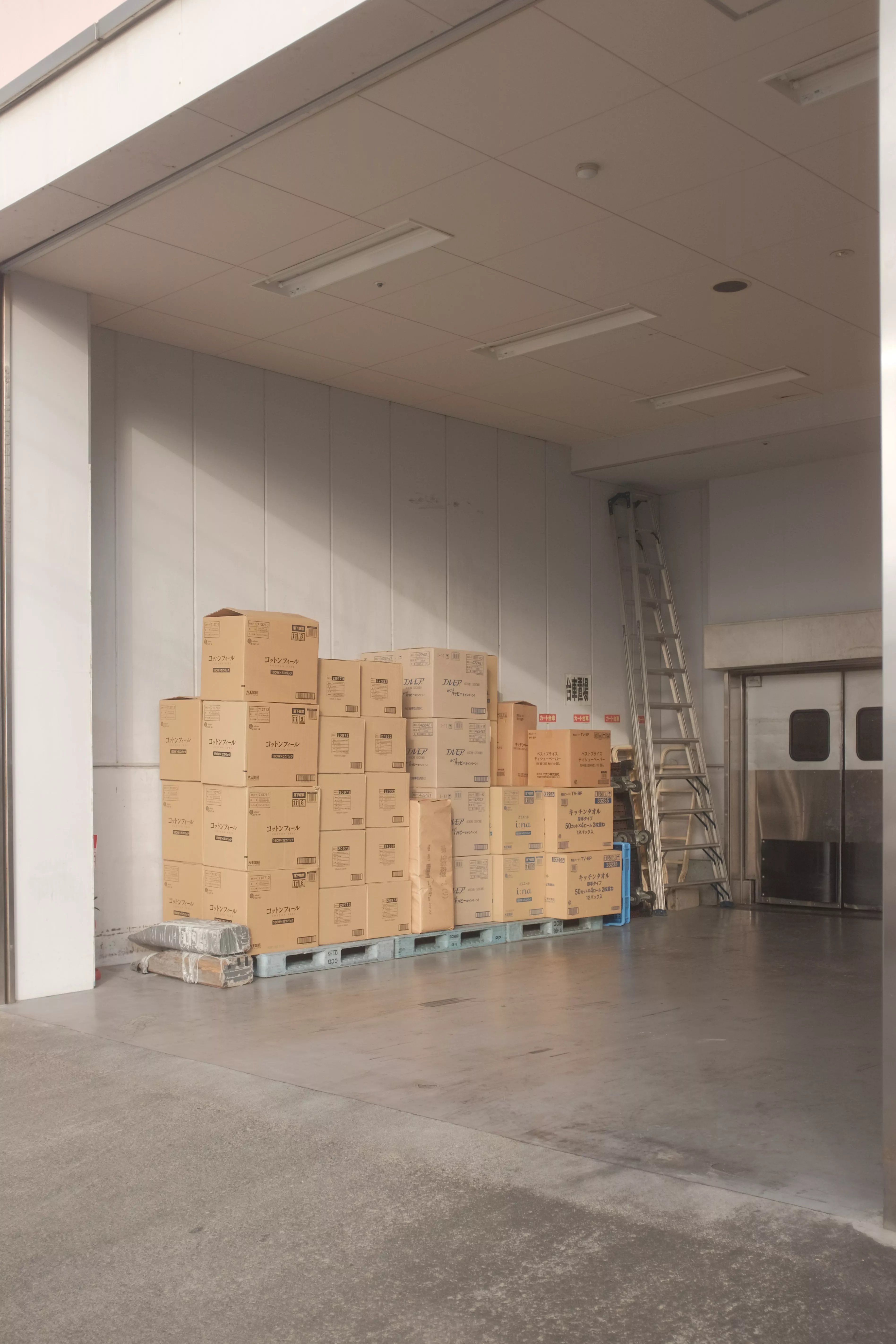 Colis stockés entrepôt logistique