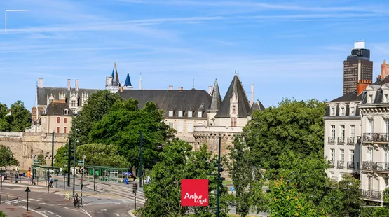vue globale nantes centre ville chateau des ducs et tour bretagne