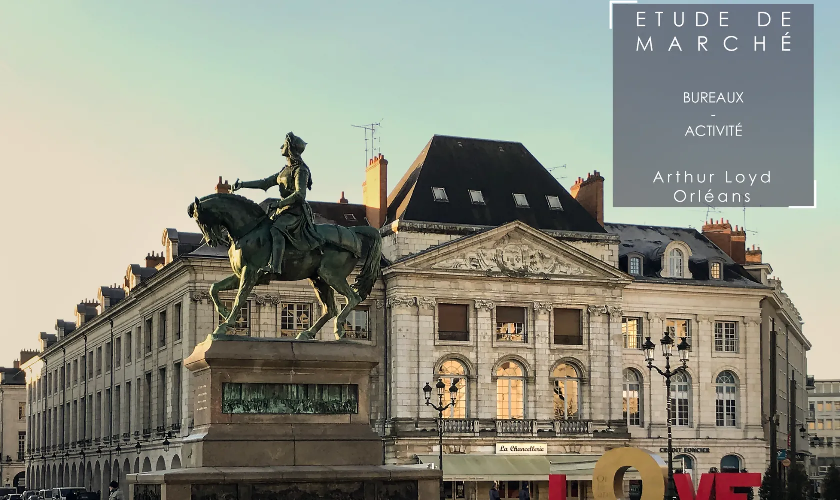 Place du Martroi à Orléans, avec la statue Jeanne d'Arc et le "O" d'Orléans