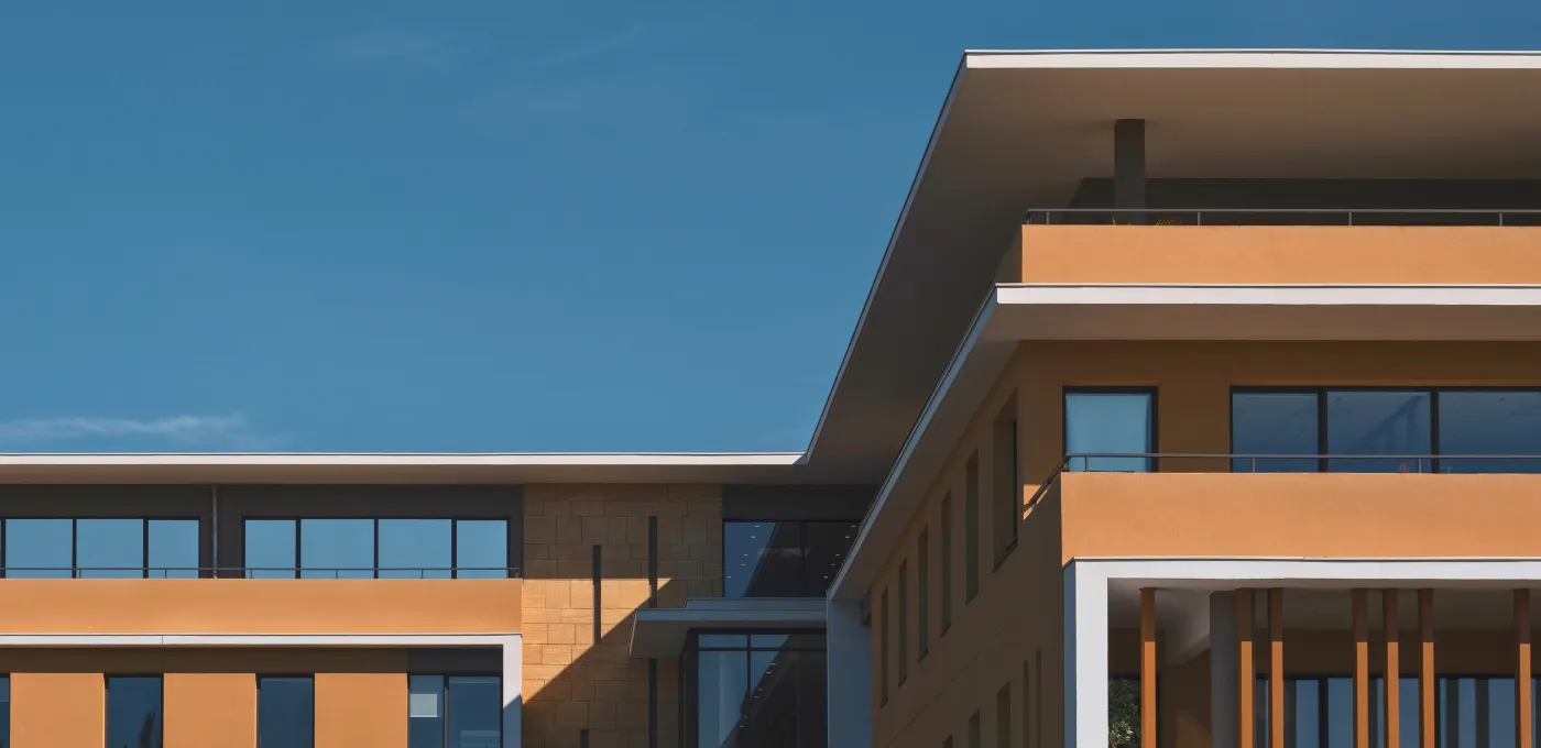 Immeuble de bureaux modernes, illustrant le marché de l’immobilier tertiaire de la Métropole Aix-Marseille