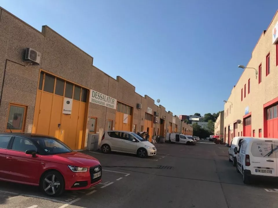 locaux d'activité d'environ 150 m² situés Euro 92