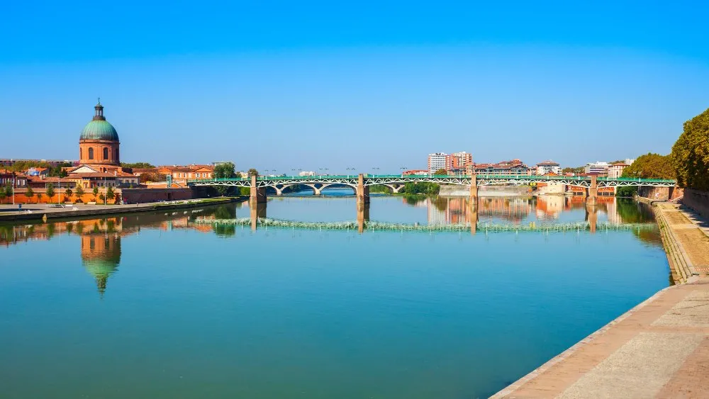 La Garonne à Toulouse avec le dôme de La Grave et le Pont Saint-Pierre.