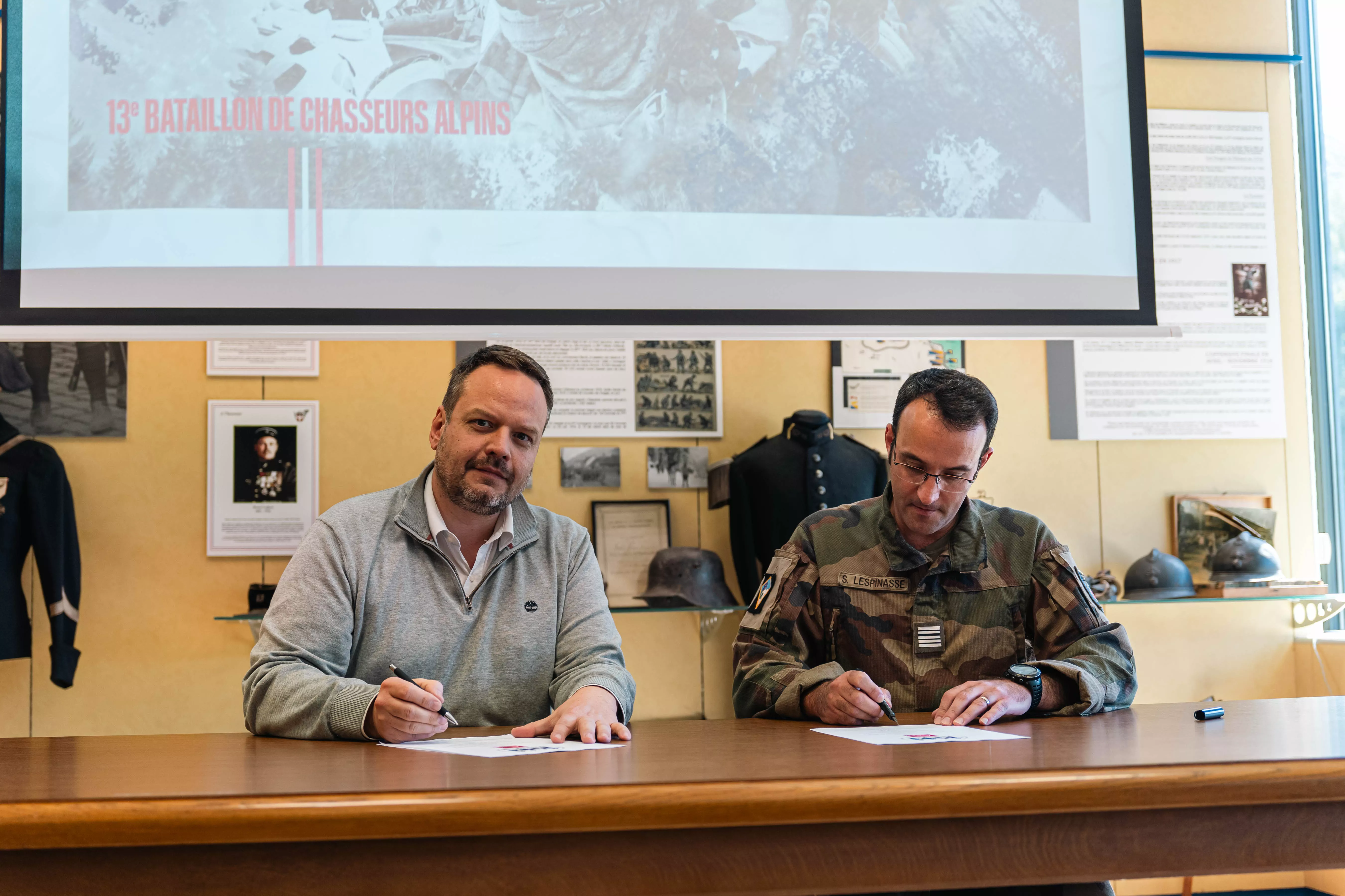 Arthur Loyd 2 Savoies signe le Manifeste ProMilès avec le 13e BCA