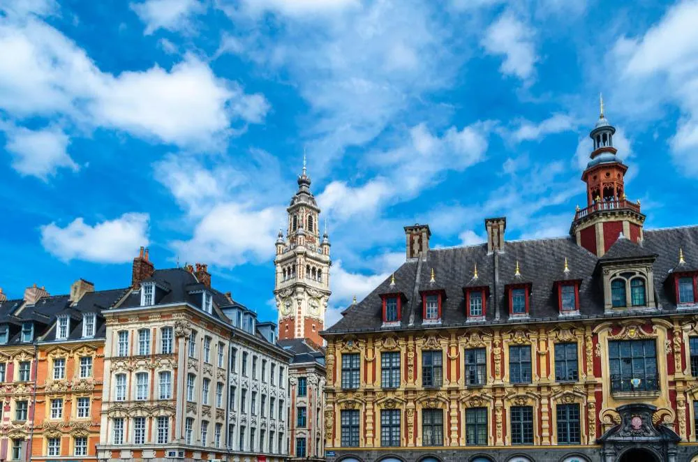 Architecture flamande du centre historique de Lille avec le beffroi de la Chambre de Commerce