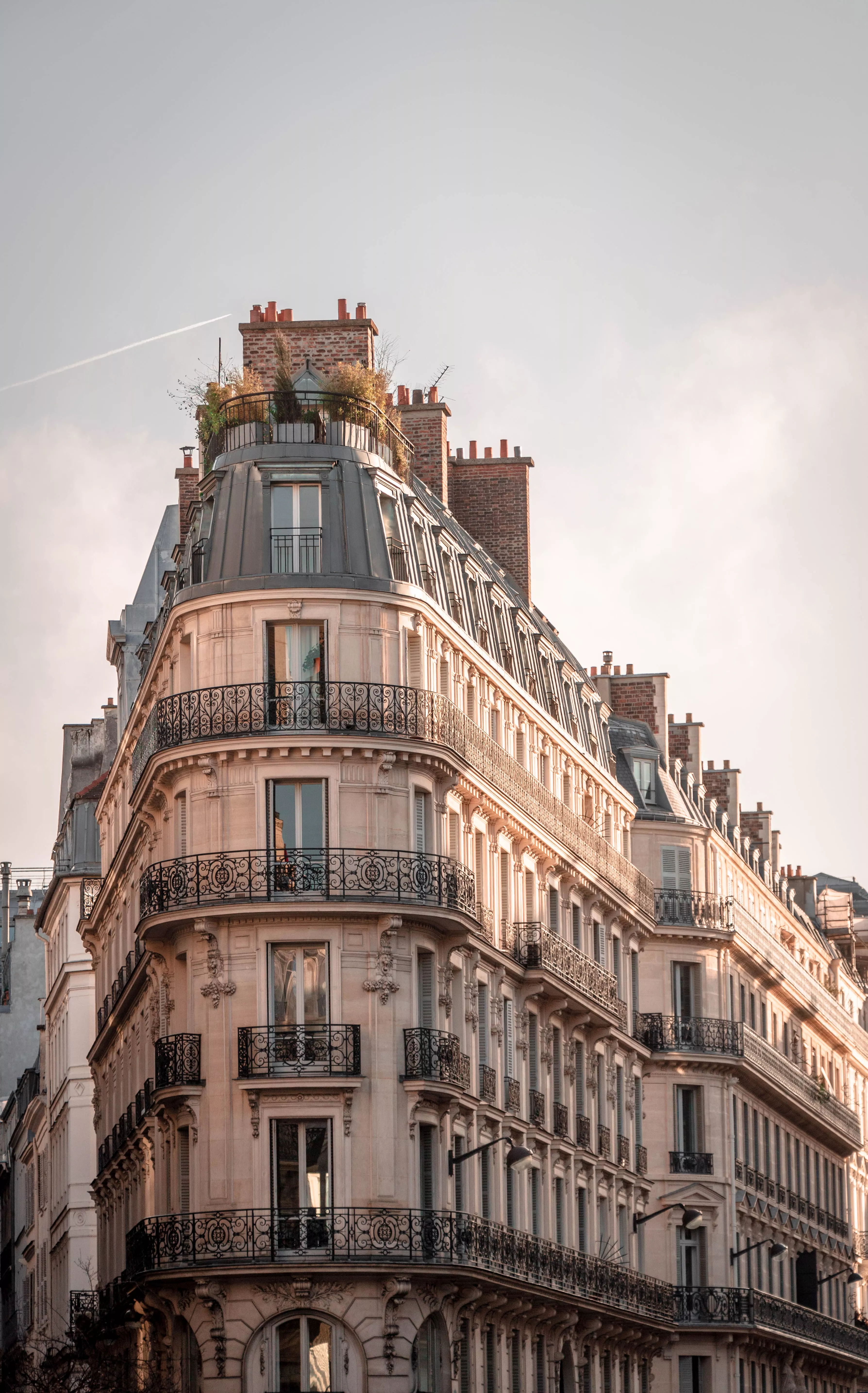 vue d'un immeuble d'angle haussmannien parisien