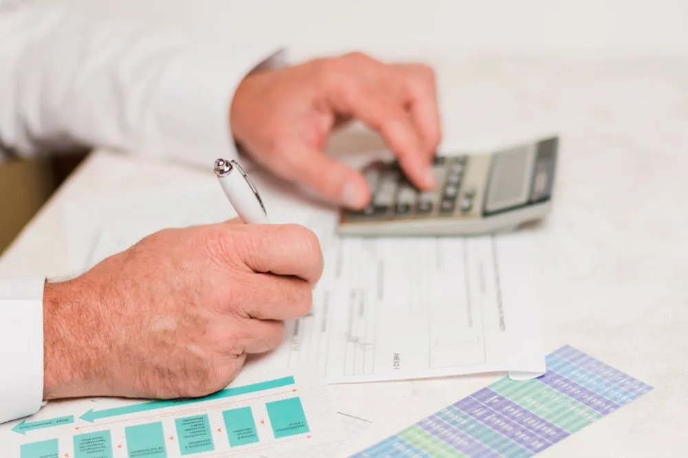 Homme appliquant l'ILC dans un bail commercial