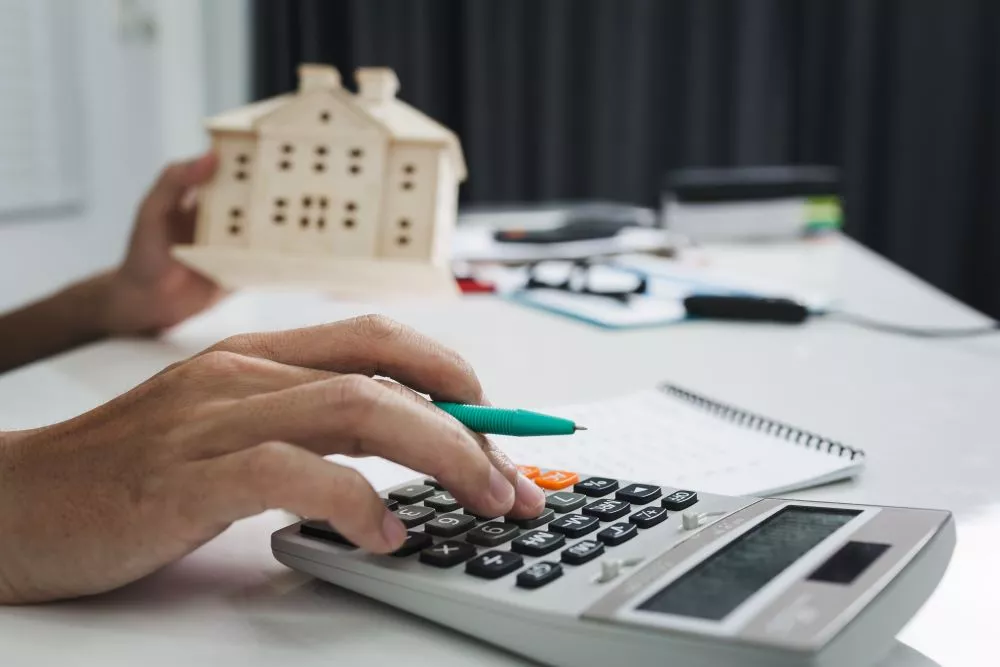 Une personne fait un calcul avec une calculette