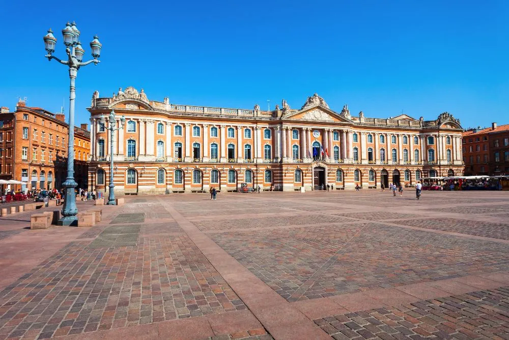 Vue de la place du Capitole à Toulouse avec la façade du Capitole