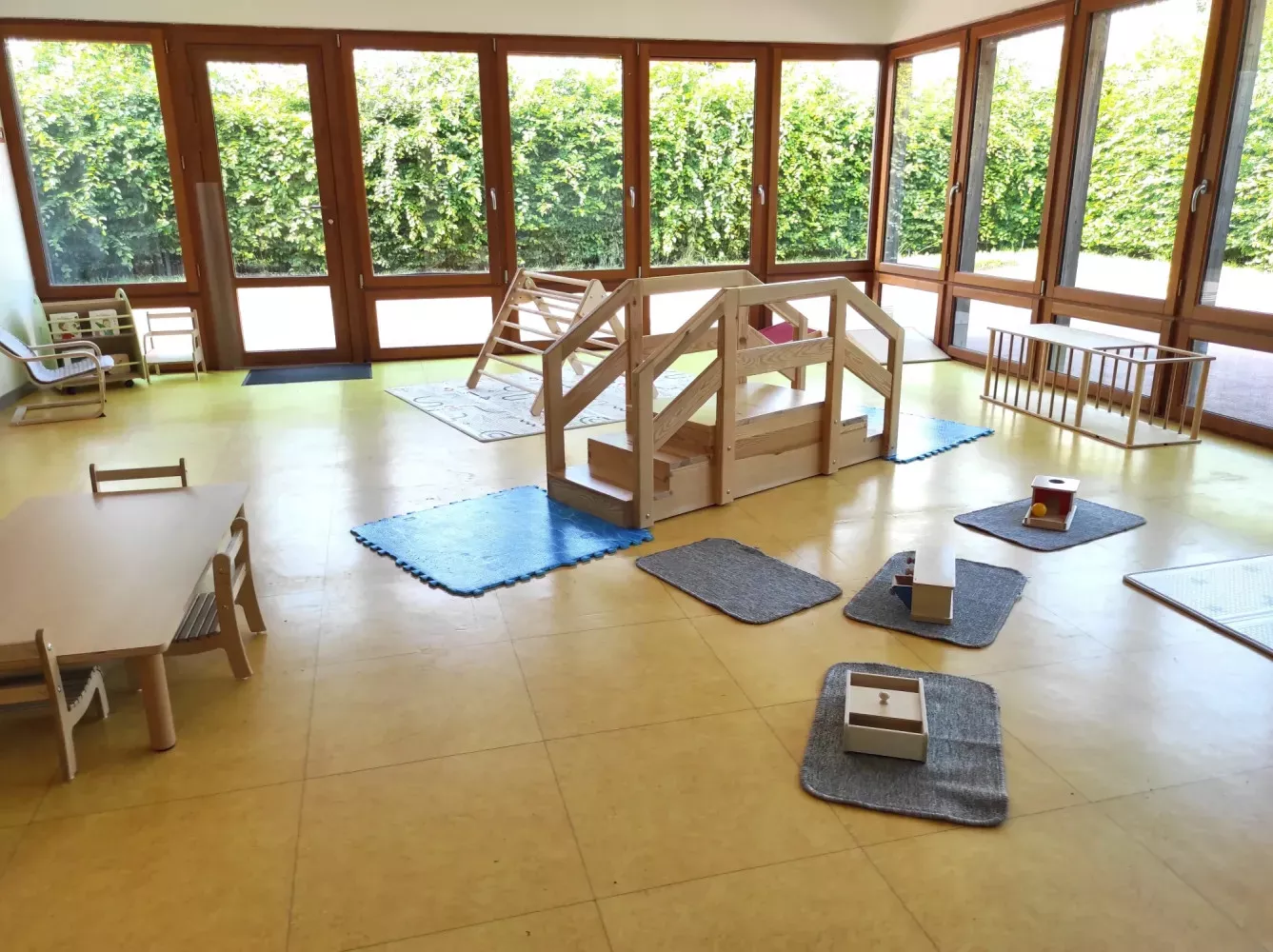 Maison d'assistantes maternelles qui accueille sur place les enfants de 0 à 3 ans en pratiquant la pédagogie Montessori avec du personnel formé et qualifié.