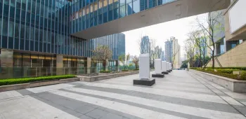 Immeubles de bureaux modernes et espace piéton au sein d'un ZAC