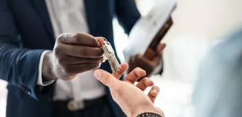 Agent immobilier remettant la clé du bureau à un client