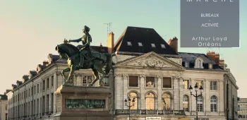Place du Martroi à Orléans, avec la statue Jeanne d'Arc et le "O" d'Orléans