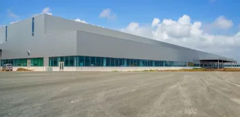 Grand entrepôt gris dans une zone industrielle