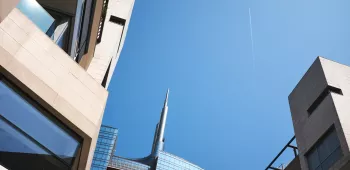 Photo sommet immeuble de bureaux ciel bleu