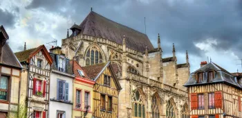 rue commerçante à Troyes