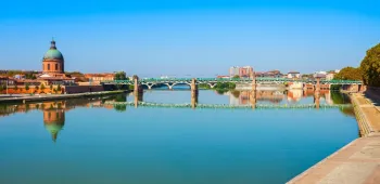 La Garonne à Toulouse La Garonne à Toulouse avec le dôme de La Grave et le Pont Saint-Pierre.