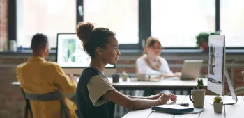 équipe qui travaille dans un bureau