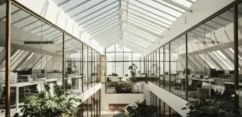 photo de bureaux baignés de lumière