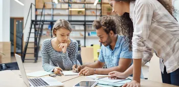 espaces de coworking 3 personnes travaillent dans un espace de coworking