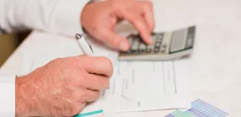 Homme appliquant l'ILC dans un bail commercial Homme appliquant l'ILC dans un bail commercial