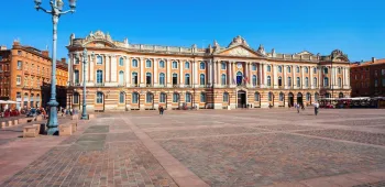 Vue de la place du Capitole à Toulouse avec la façade du Capitole