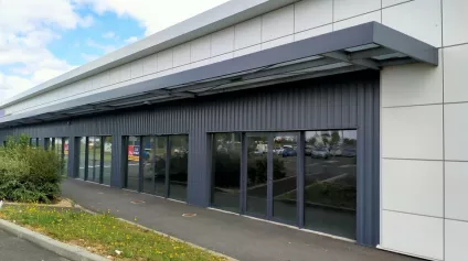 A LOUER LOCAL COMMERCIAL DE 352m² EN ZONE COMMERCIALE A NEUVILLE DE POITOU - Offre immobilière - Arthur Loyd