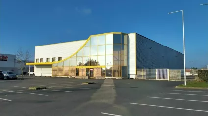 A LOUER LOCAL COMMERCIAL EXCELLENTE VISIBILITE SUR AXE POITIERS / CHATELLERAULT - Offre immobilière - Arthur Loyd