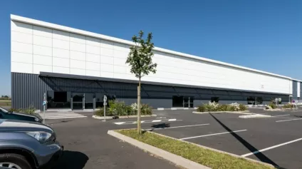 A LOUER LOCAL COMMERCIAL DE 783m² EN ZONE COMMERCIALE A NEUVILLE DE POITOU (86) - Offre immobilière - Arthur Loyd