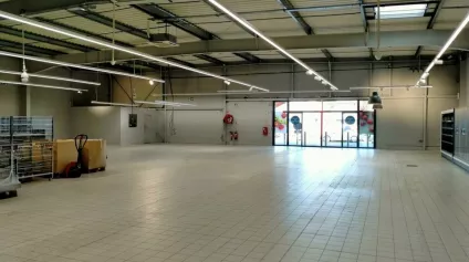 A LOUER LOCAL COMMERCIAL DE 469m² EN ZONE COMMERCIALE PROCHE SUPER U SUR VOUILLE (86) - Offre immobilière - Arthur Loyd