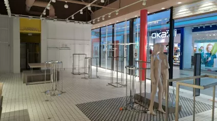 A LOUER CELLULE COMMERCIALE AU SEIN DE LA GALERIE AUCHAN CHATELLERAULT SUD (86) - Offre immobilière - Arthur Loyd