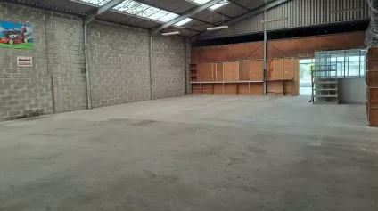A LOUER LOCAL DE STOCKAGE 510m² DIVISIBLE AXE POITIERS / TOURS - Offre immobilière - Arthur Loyd