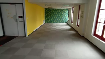 A VENDRE - BUREAUX DE 318m² SITUÉS EN BORDURE DE L'AVENUE DE PARIS A NIORT - Offre immobilière - Arthur Loyd