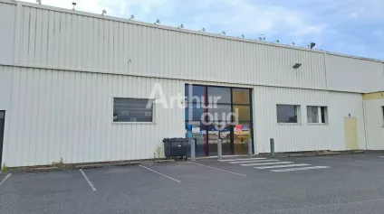A LOUER LOCAL COMMERCIAL 1&nbsp;240m² PROCHE ZONE DU LECLERC JARDRES (86) - Offre immobilière - Arthur Loyd