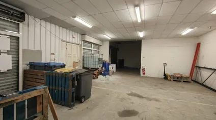 A LOUER ZI REPUBLIQUE - ENTREPOT DE 400M² AVEC UN QUAI ET DEUX PORTES RIDEAU - Offre immobilière - Arthur Loyd
