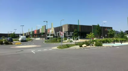 À LOUER - LOCAL COMMERCIAL DE 224 m² EN PLEIN COEUR D'UNE ZONE COMMERCIALE DYNAMIQUE - Offre immobilière - Arthur Loyd