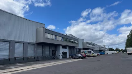 ENTREPOT AVEC QUAIS - SORTIE A 15 - 9581 M² DIV. ICPE 1510 - Offre immobilière - Arthur Loyd